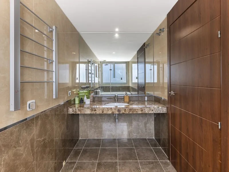 This exceptional triplex penthouse with 470 m² of floor space and 270 m² of usable space plus terraces, garages and storage rooms redefines the concept of living on the Costa del Sol. Located in a luxury development in La Cala de Mijas, just 5 minutes fro