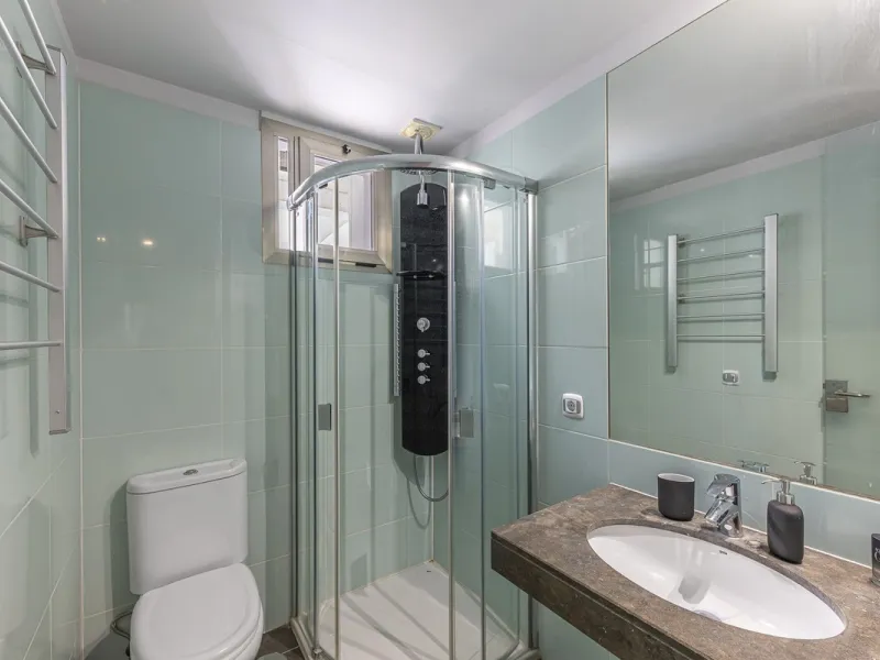 This exceptional triplex penthouse with 470 m² of floor space and 270 m² of usable space plus terraces, garages and storage rooms redefines the concept of living on the Costa del Sol. Located in a luxury development in La Cala de Mijas, just 5 minutes fro