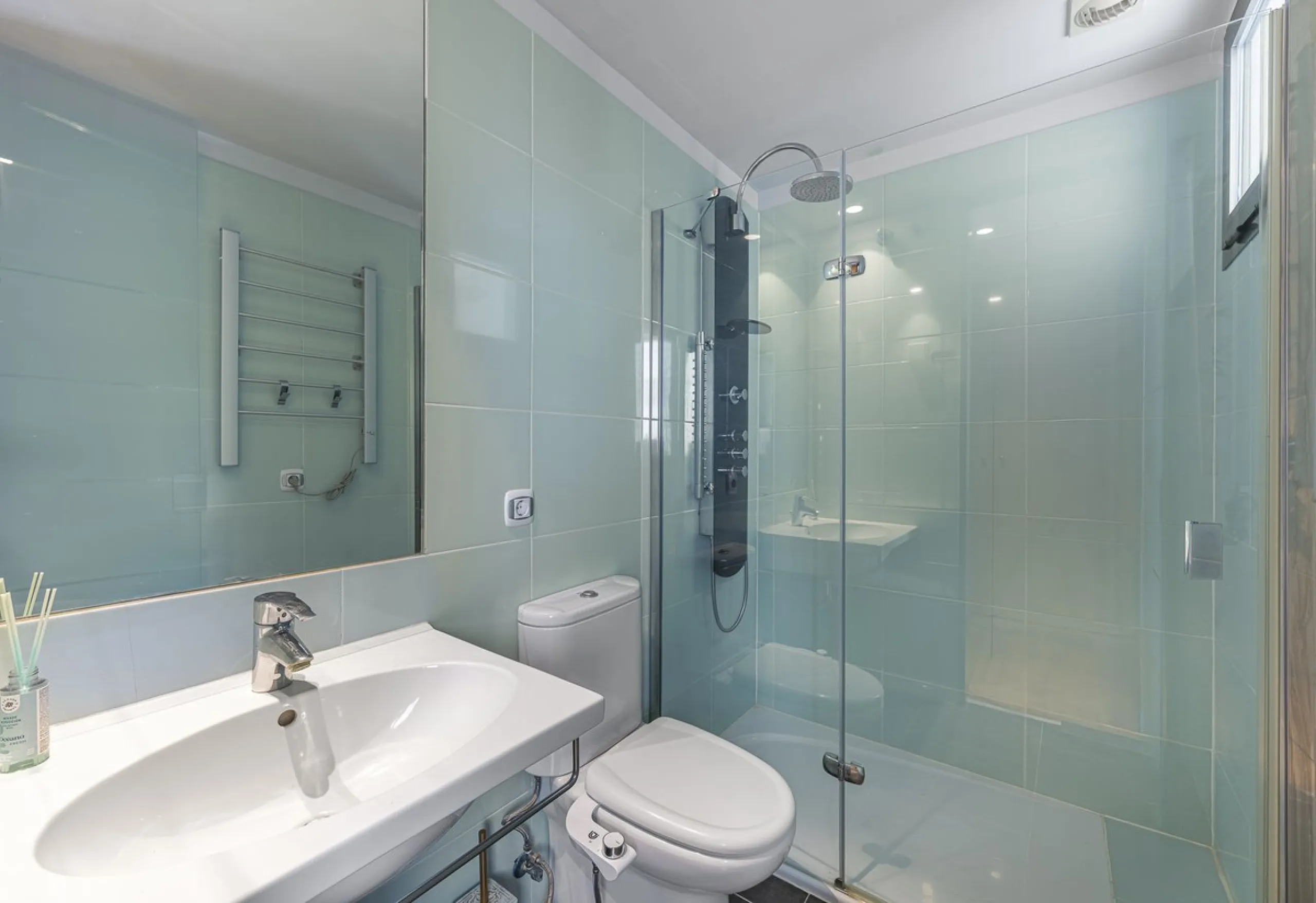 This exceptional triplex penthouse with 470 m² of floor space and 270 m² of usable space plus terraces, garages and storage rooms redefines the concept of living on the Costa del Sol. Located in a luxury development in La Cala de Mijas, just 5 minutes fro