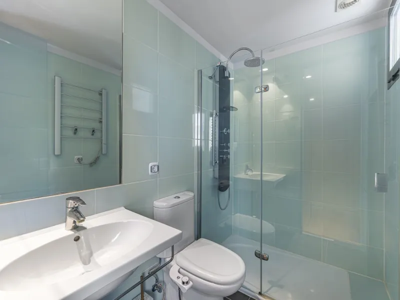 This exceptional triplex penthouse with 470 m² of floor space and 270 m² of usable space plus terraces, garages and storage rooms redefines the concept of living on the Costa del Sol. Located in a luxury development in La Cala de Mijas, just 5 minutes fro