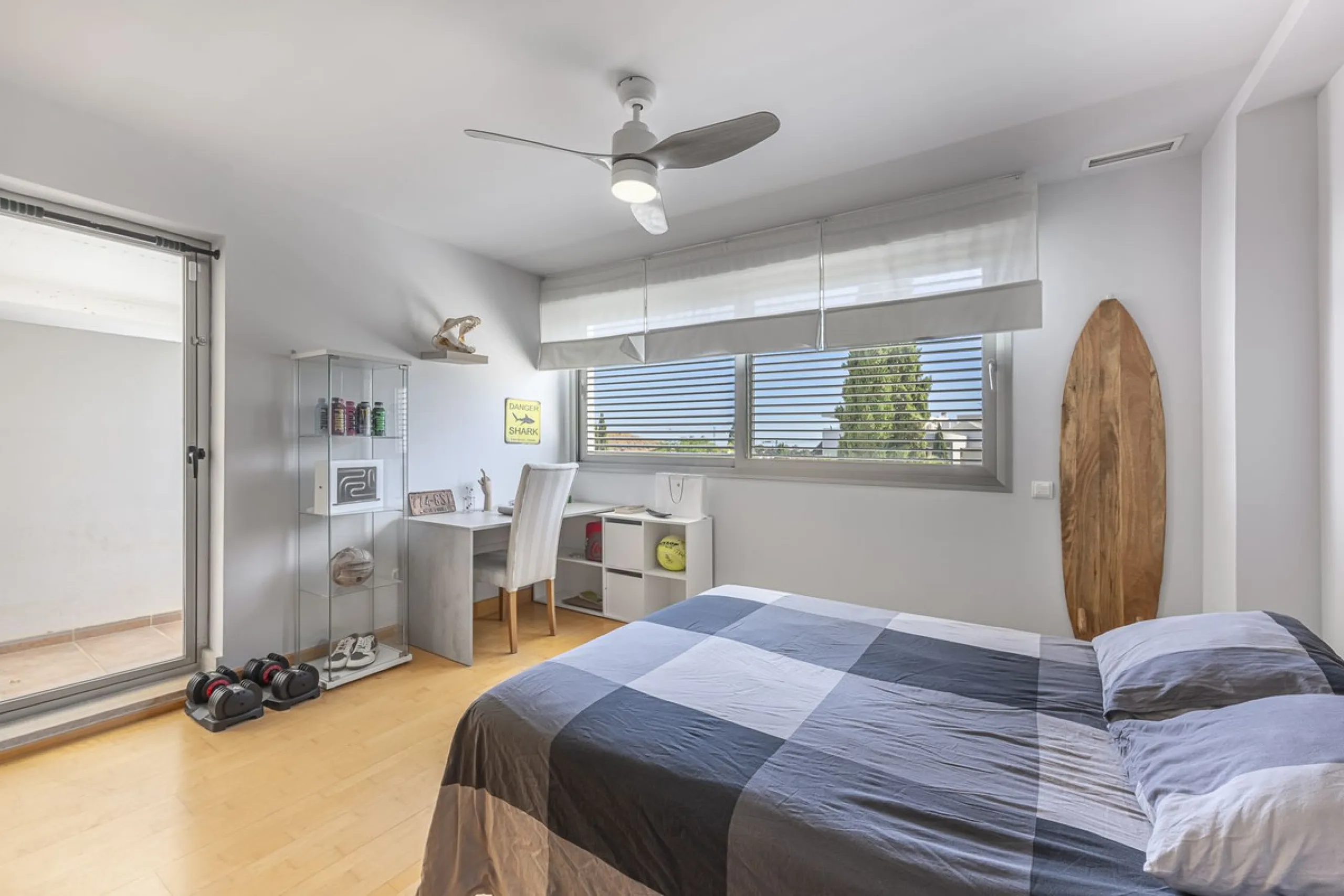 This exceptional triplex penthouse with 470 m² of floor space and 270 m² of usable space plus terraces, garages and storage rooms redefines the concept of living on the Costa del Sol. Located in a luxury development in La Cala de Mijas, just 5 minutes fro