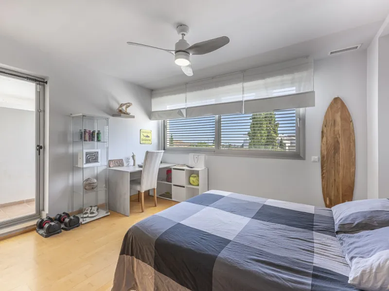 This exceptional triplex penthouse with 470 m² of floor space and 270 m² of usable space plus terraces, garages and storage rooms redefines the concept of living on the Costa del Sol. Located in a luxury development in La Cala de Mijas, just 5 minutes fro