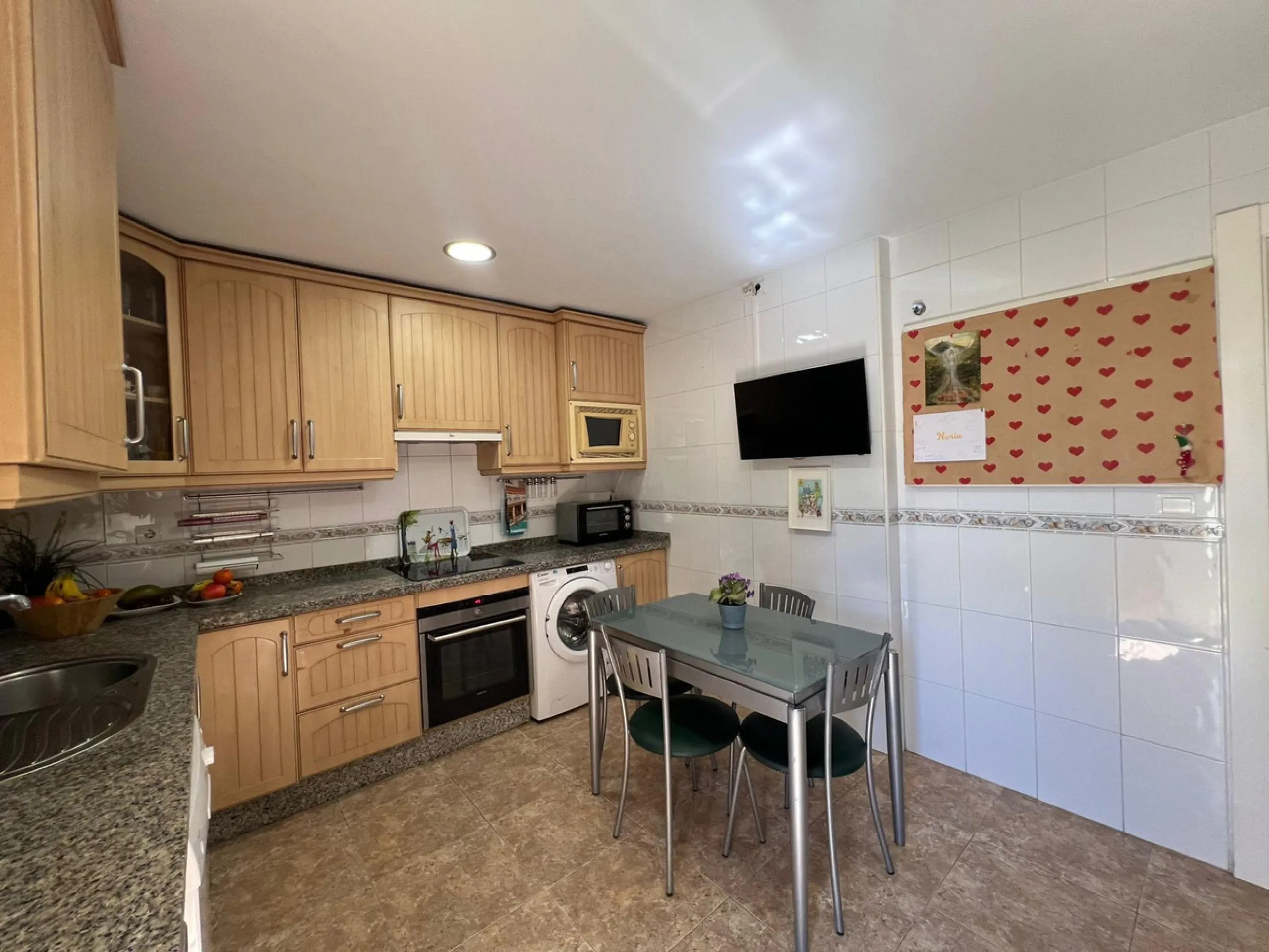Direct sale from owner. We present this magnificent apartment located in one of the most sought-after areas of Arroyo de la Miel. Completely renovated and with an extension that maximizes space, it is a truly unique property.