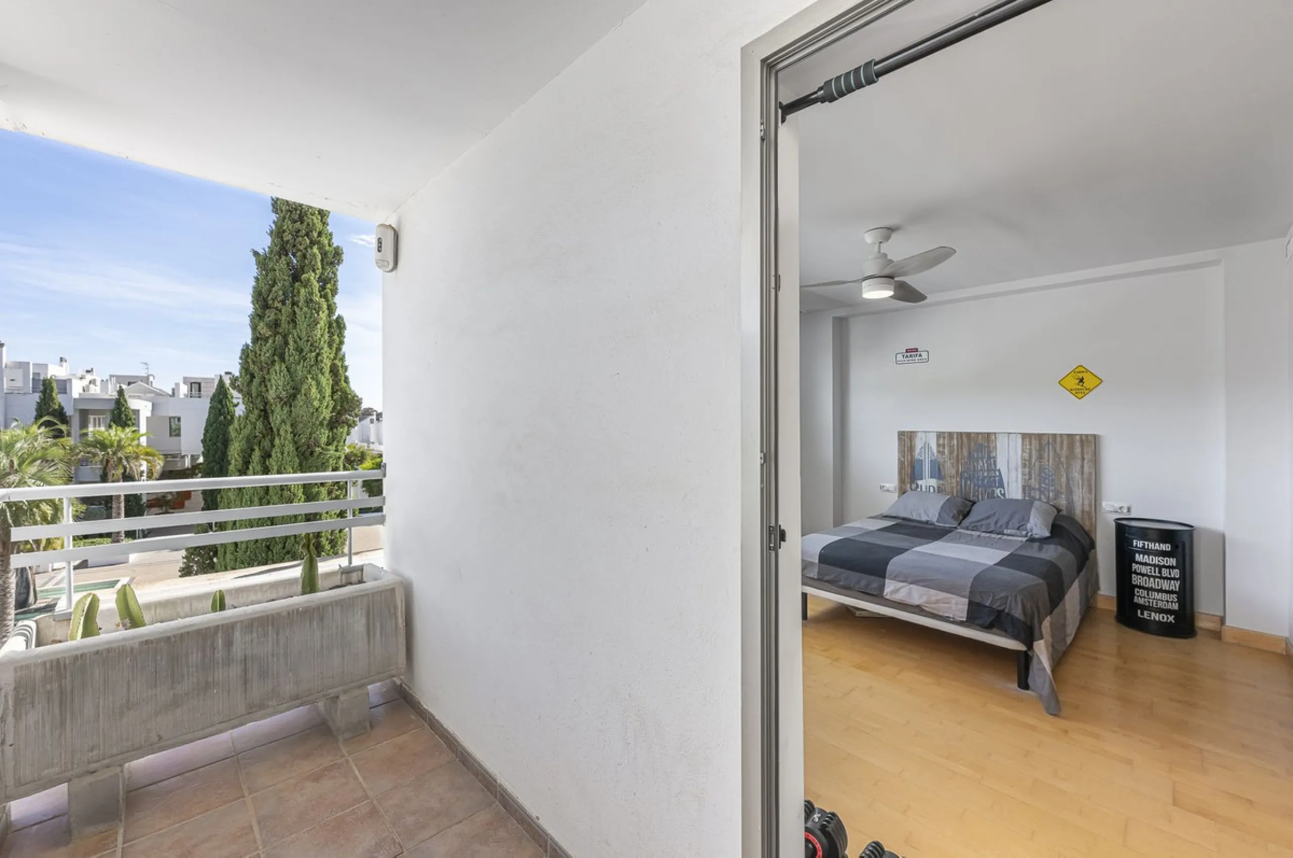 This exceptional triplex penthouse with 470 m² of floor space and 270 m² of usable space plus terraces, garages and storage rooms redefines the concept of living on the Costa del Sol. Located in a luxury development in La Cala de Mijas, just 5 minutes fro