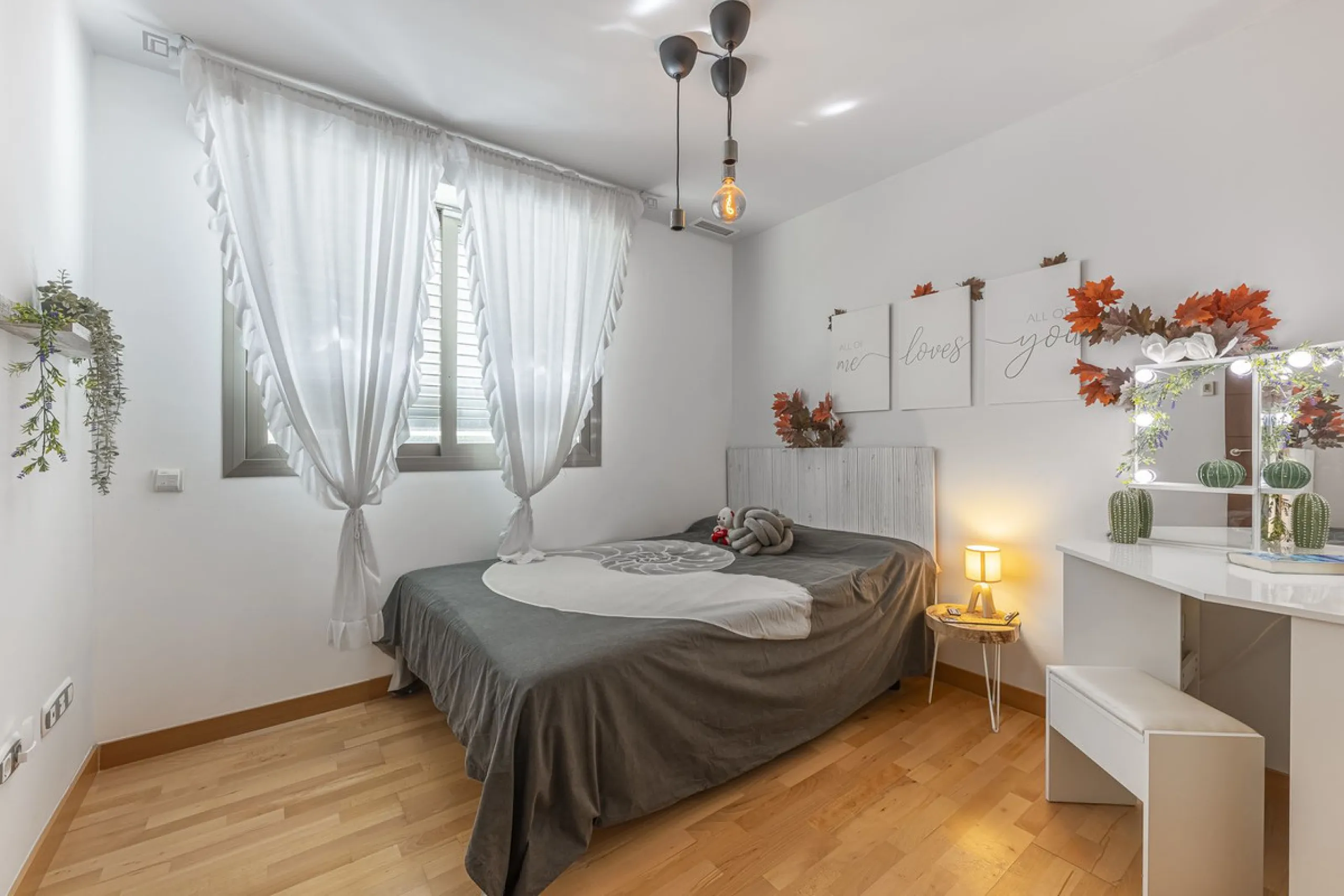 This exceptional triplex penthouse with 470 m² of floor space and 270 m² of usable space plus terraces, garages and storage rooms redefines the concept of living on the Costa del Sol. Located in a luxury development in La Cala de Mijas, just 5 minutes fro