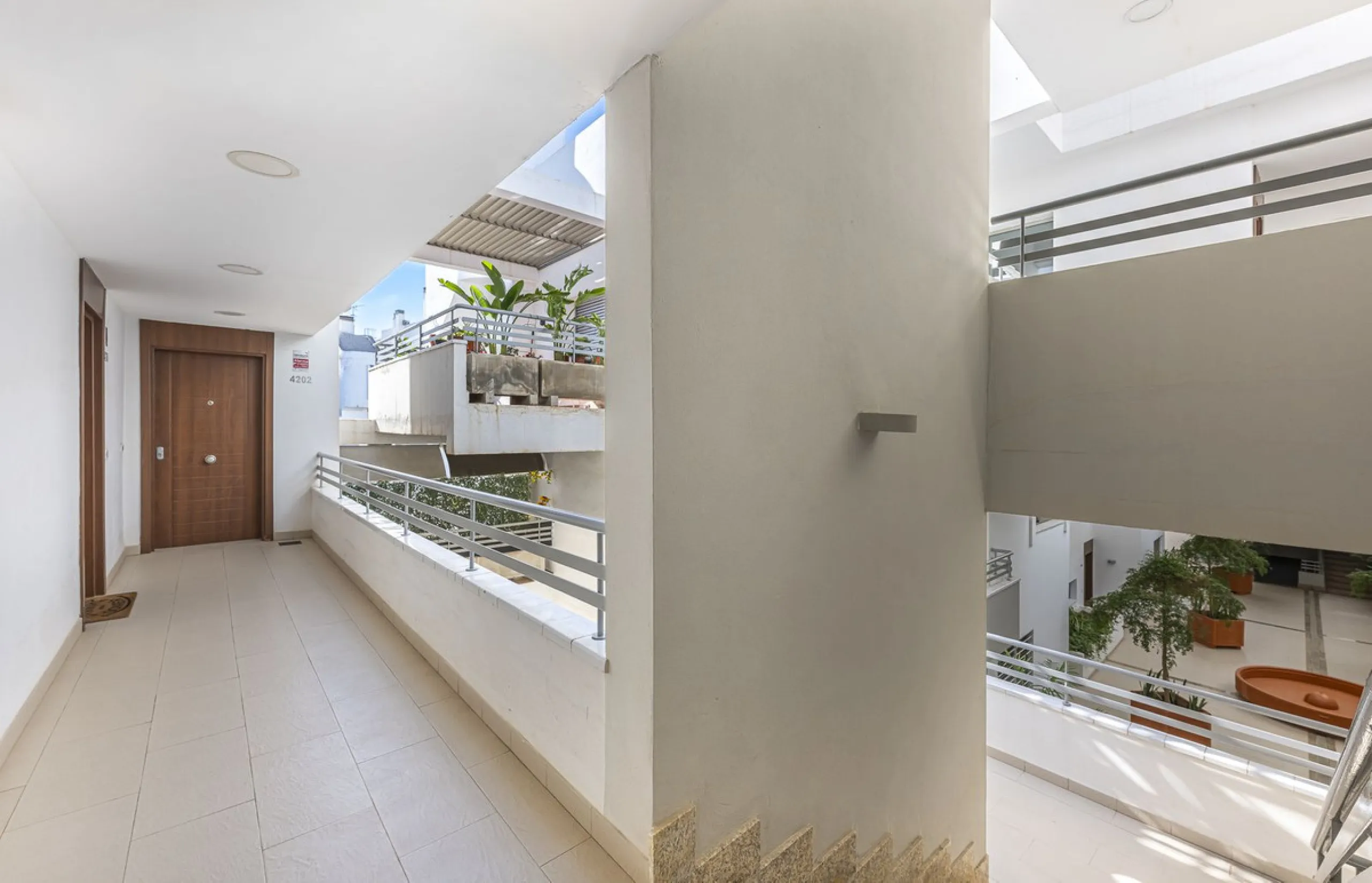 This exceptional triplex penthouse with 470 m² of floor space and 270 m² of usable space plus terraces, garages and storage rooms redefines the concept of living on the Costa del Sol. Located in a luxury development in La Cala de Mijas, just 5 minutes fro