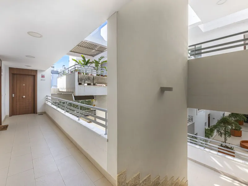 This exceptional triplex penthouse with 470 m² of floor space and 270 m² of usable space plus terraces, garages and storage rooms redefines the concept of living on the Costa del Sol. Located in a luxury development in La Cala de Mijas, just 5 minutes fro