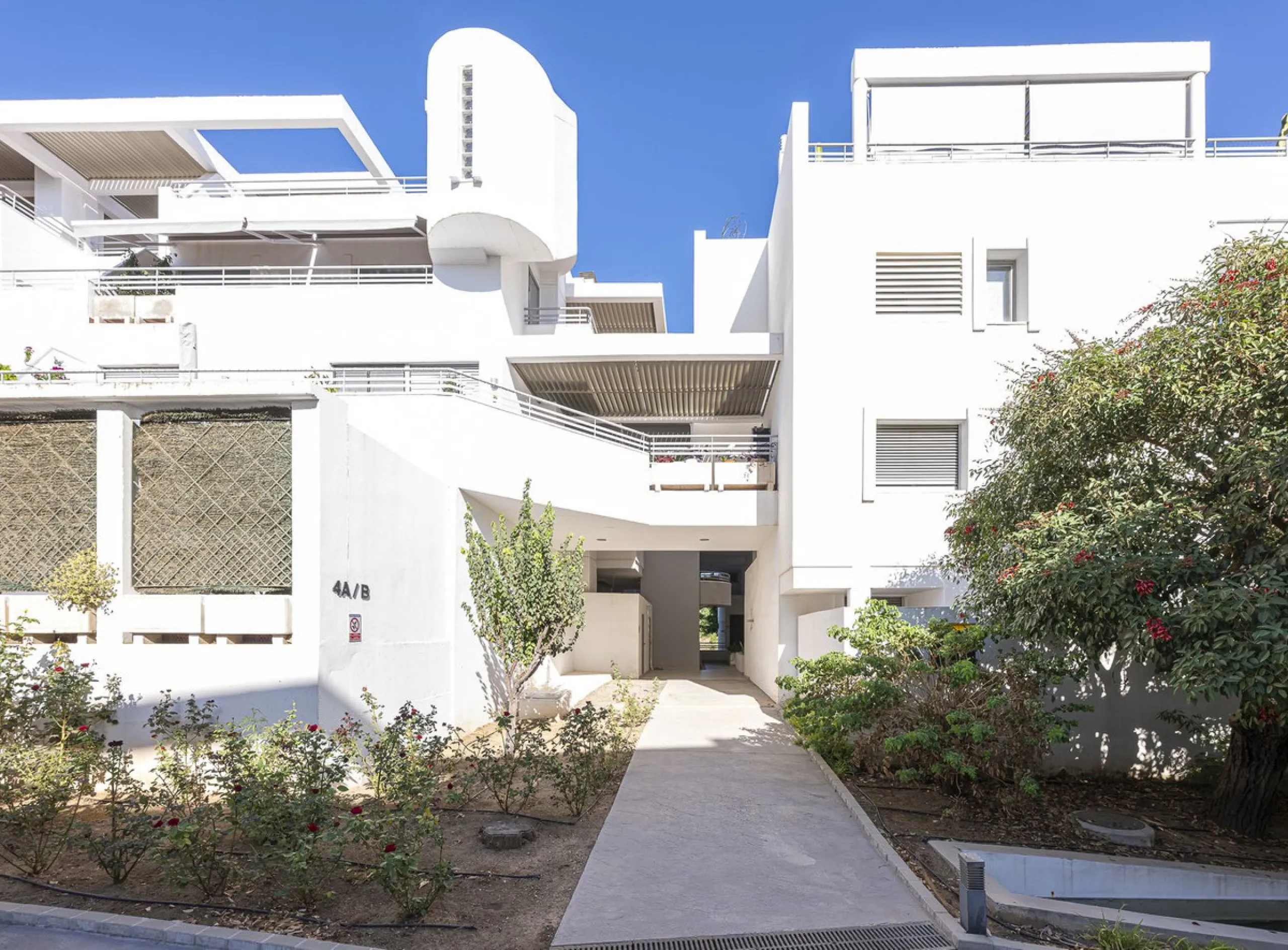 This exceptional triplex penthouse with 470 m² of floor space and 270 m² of usable space plus terraces, garages and storage rooms redefines the concept of living on the Costa del Sol. Located in a luxury development in La Cala de Mijas, just 5 minutes fro