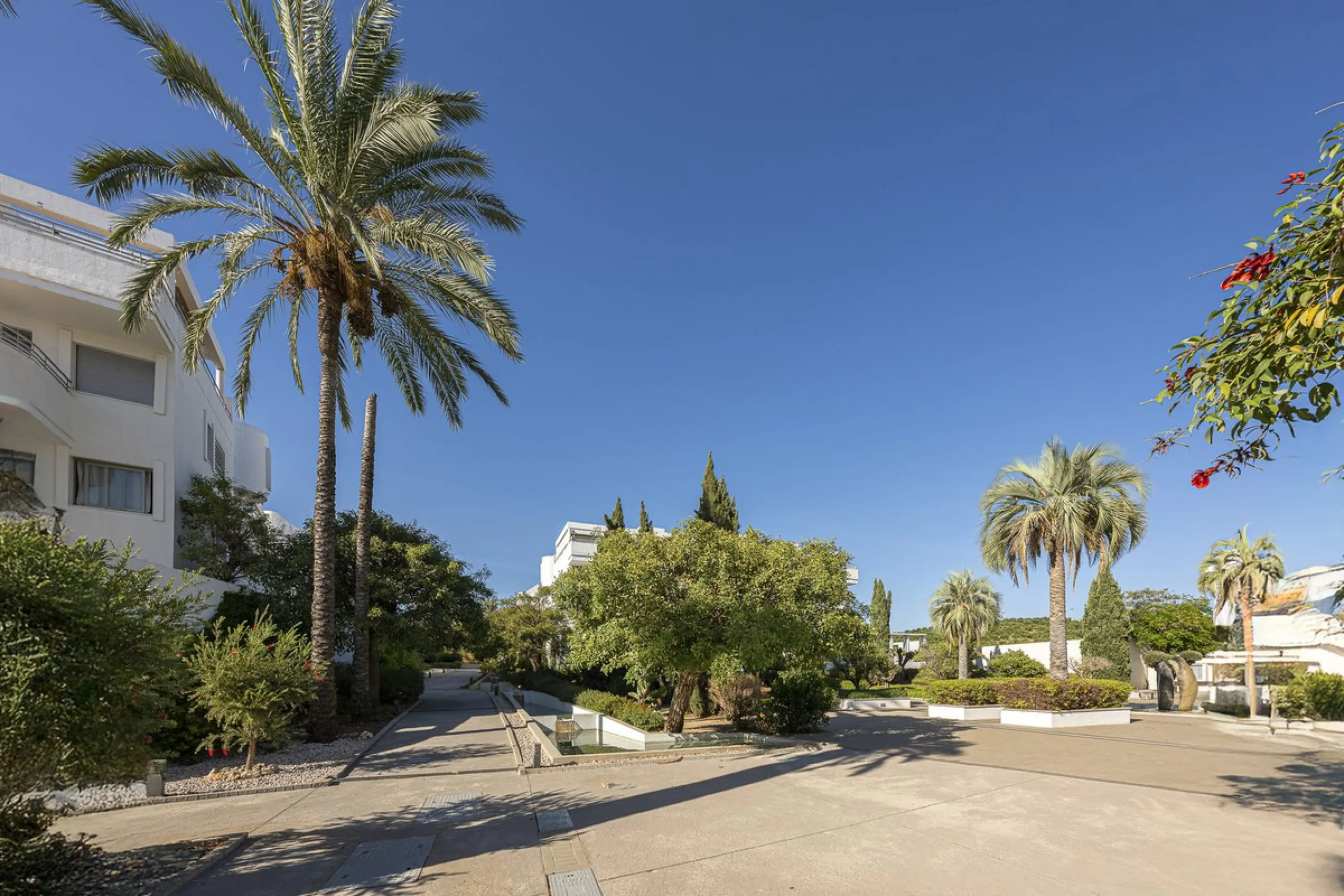 This exceptional triplex penthouse with 470 m² of floor space and 270 m² of usable space plus terraces, garages and storage rooms redefines the concept of living on the Costa del Sol. Located in a luxury development in La Cala de Mijas, just 5 minutes fro