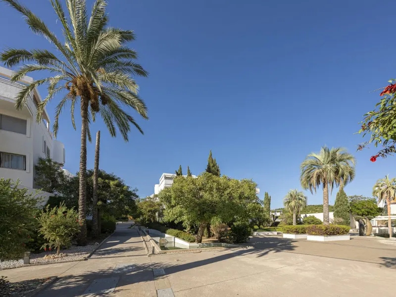 This exceptional triplex penthouse with 470 m² of floor space and 270 m² of usable space plus terraces, garages and storage rooms redefines the concept of living on the Costa del Sol. Located in a luxury development in La Cala de Mijas, just 5 minutes fro