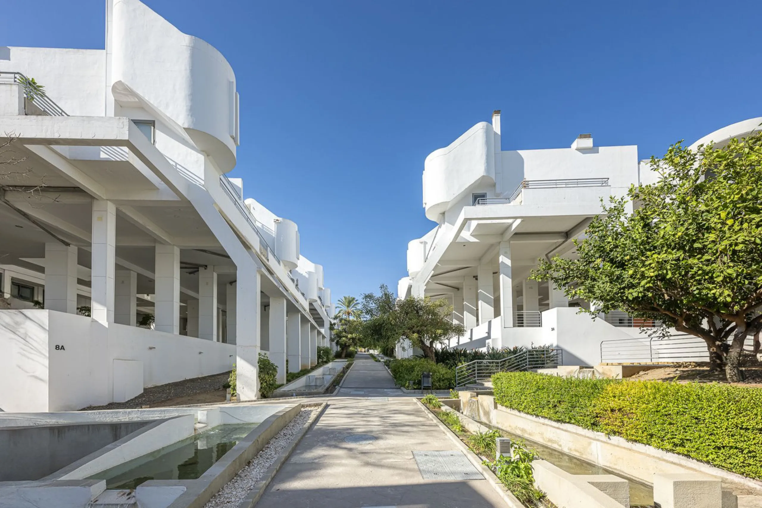 This exceptional triplex penthouse with 470 m² of floor space and 270 m² of usable space plus terraces, garages and storage rooms redefines the concept of living on the Costa del Sol. Located in a luxury development in La Cala de Mijas, just 5 minutes fro