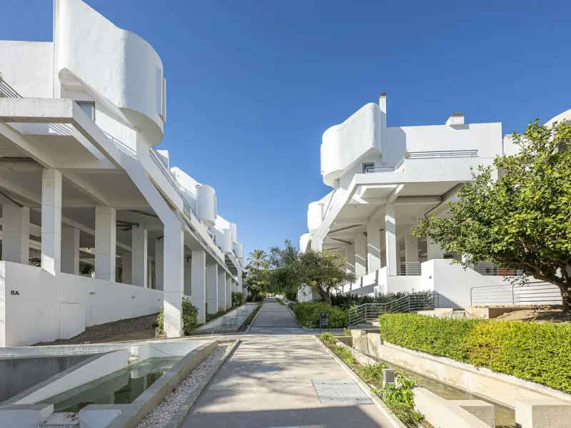 This exceptional triplex penthouse with 470 m² of floor space and 270 m² of usable space plus terraces, garages and storage rooms redefines the concept of living on the Costa del Sol. Located in a luxury development in La Cala de Mijas, just 5 minutes fro