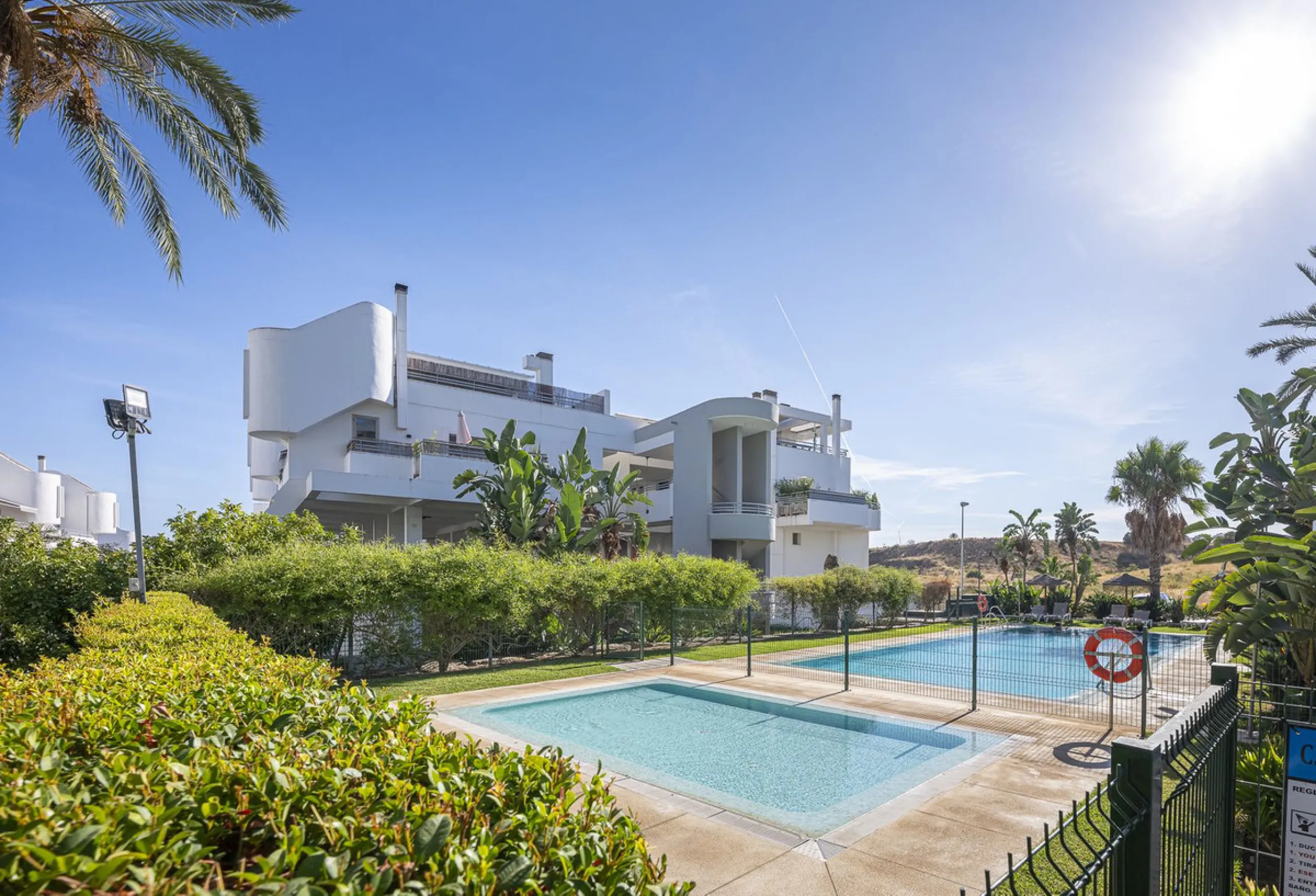 This exceptional triplex penthouse with 470 m² of floor space and 270 m² of usable space plus terraces, garages and storage rooms redefines the concept of living on the Costa del Sol. Located in a luxury development in La Cala de Mijas, just 5 minutes fro