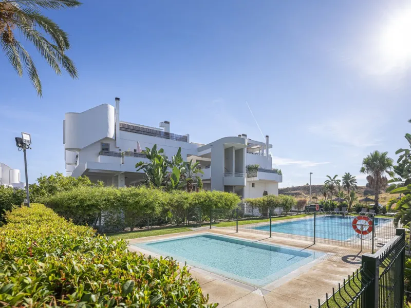 This exceptional triplex penthouse with 470 m² of floor space and 270 m² of usable space plus terraces, garages and storage rooms redefines the concept of living on the Costa del Sol. Located in a luxury development in La Cala de Mijas, just 5 minutes fro