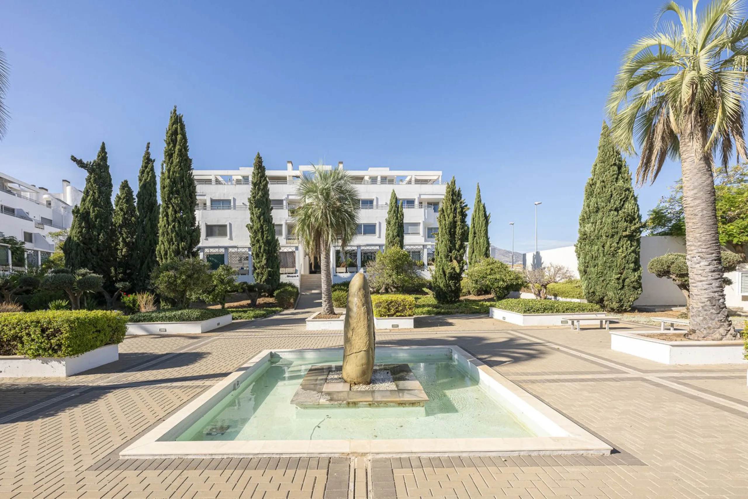 This exceptional triplex penthouse with 470 m² of floor space and 270 m² of usable space plus terraces, garages and storage rooms redefines the concept of living on the Costa del Sol. Located in a luxury development in La Cala de Mijas, just 5 minutes fro