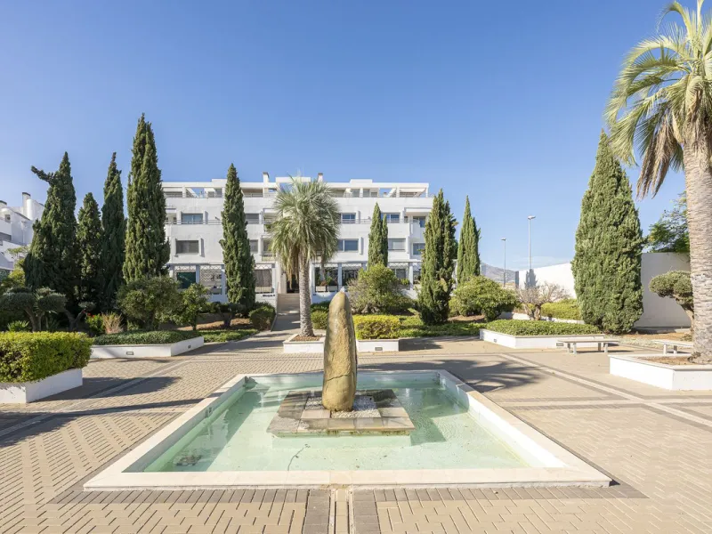 This exceptional triplex penthouse with 470 m² of floor space and 270 m² of usable space plus terraces, garages and storage rooms redefines the concept of living on the Costa del Sol. Located in a luxury development in La Cala de Mijas, just 5 minutes fro