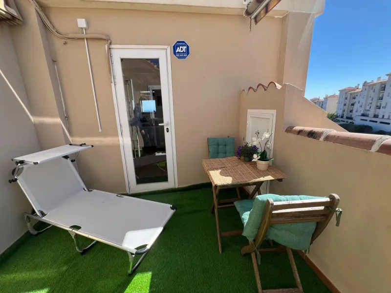 Direct sale from owner. We present this magnificent apartment located in one of the most sought-after areas of Arroyo de la Miel. Completely renovated and with an extension that maximizes space, it is a truly unique property.