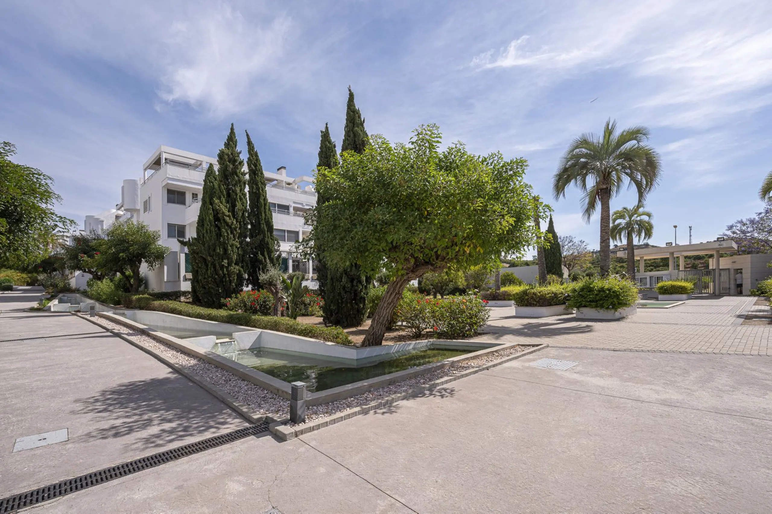 This exceptional triplex penthouse with 470 m² of floor space and 270 m² of usable space plus terraces, garages and storage rooms redefines the concept of living on the Costa del Sol. Located in a luxury development in La Cala de Mijas, just 5 minutes fro
