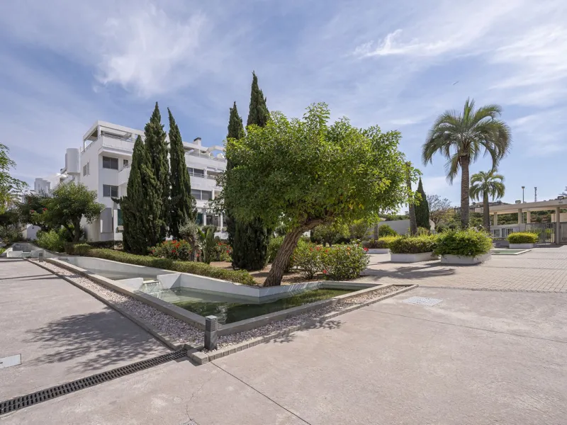 This exceptional triplex penthouse with 470 m² of floor space and 270 m² of usable space plus terraces, garages and storage rooms redefines the concept of living on the Costa del Sol. Located in a luxury development in La Cala de Mijas, just 5 minutes fro