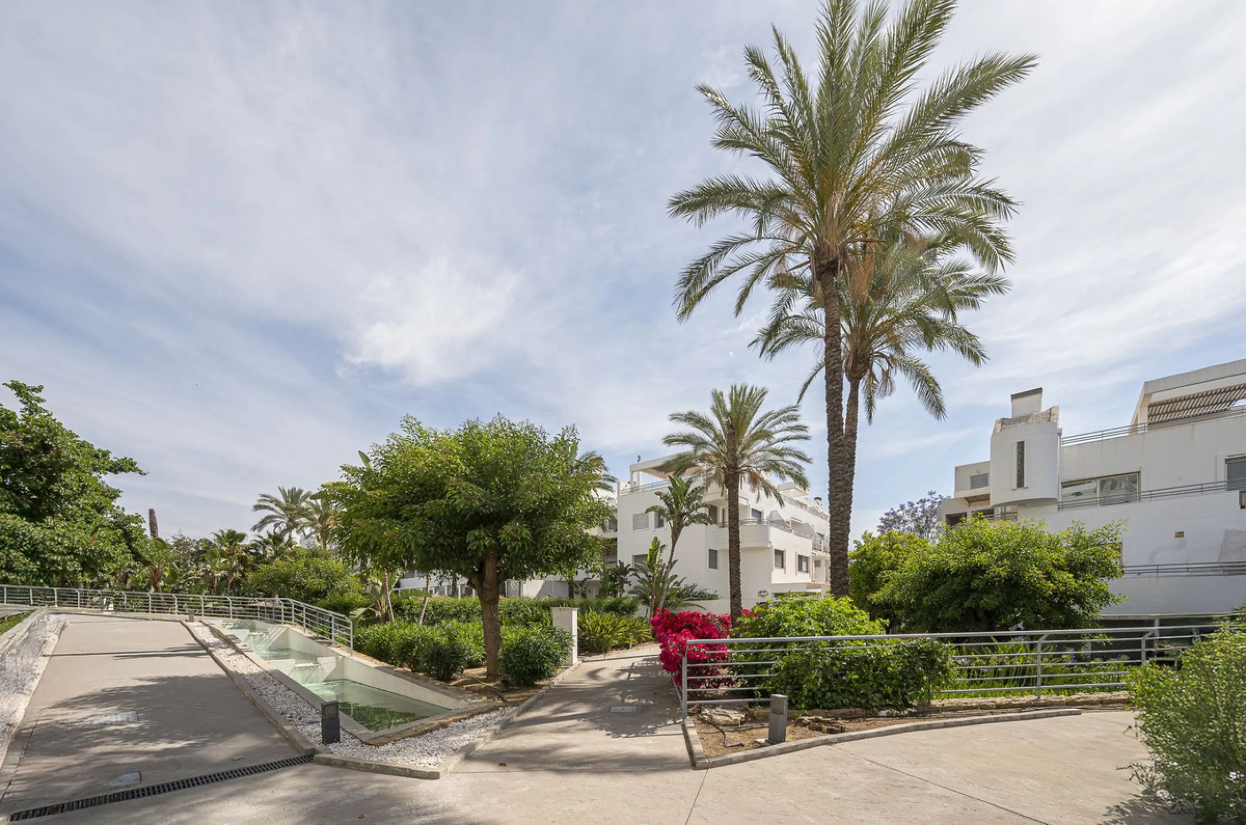 This exceptional triplex penthouse with 470 m² of floor space and 270 m² of usable space plus terraces, garages and storage rooms redefines the concept of living on the Costa del Sol. Located in a luxury development in La Cala de Mijas, just 5 minutes fro