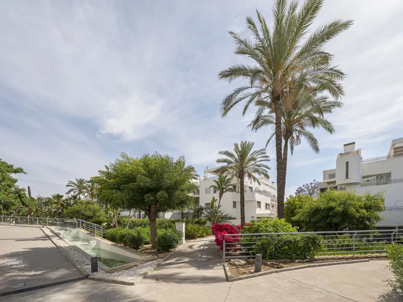 This exceptional triplex penthouse with 470 m² of floor space and 270 m² of usable space plus terraces, garages and storage rooms redefines the concept of living on the Costa del Sol. Located in a luxury development in La Cala de Mijas, just 5 minutes fro