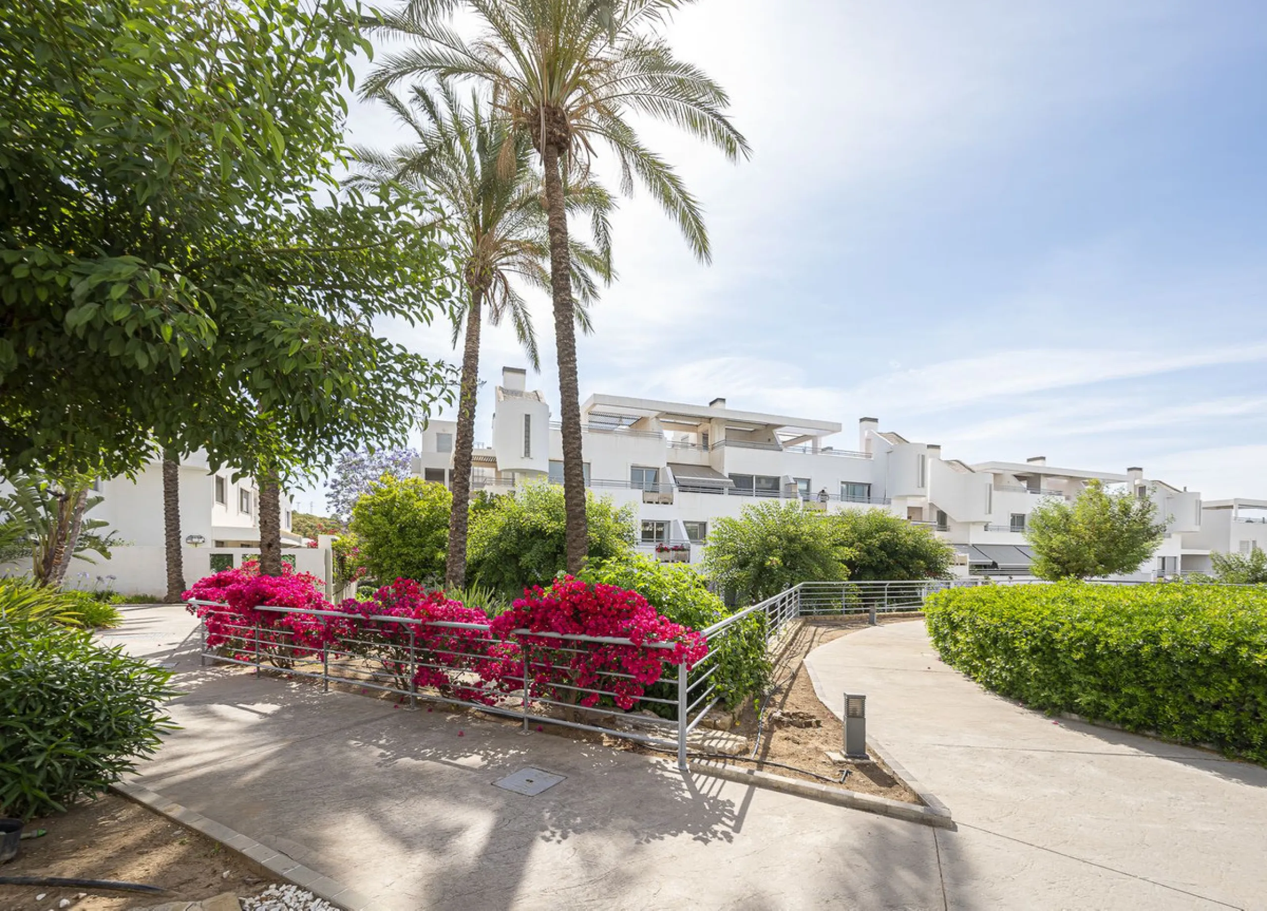 This exceptional triplex penthouse with 470 m² of floor space and 270 m² of usable space plus terraces, garages and storage rooms redefines the concept of living on the Costa del Sol. Located in a luxury development in La Cala de Mijas, just 5 minutes fro