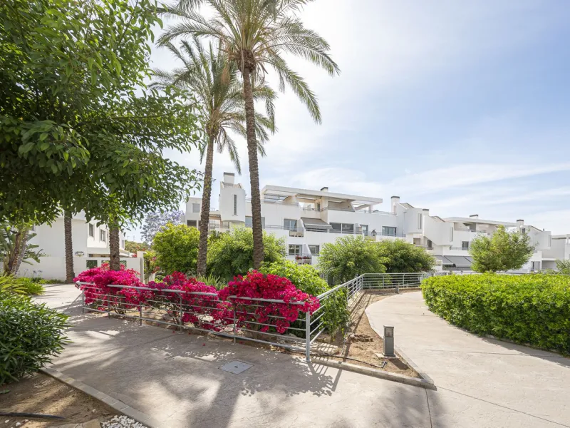 This exceptional triplex penthouse with 470 m² of floor space and 270 m² of usable space plus terraces, garages and storage rooms redefines the concept of living on the Costa del Sol. Located in a luxury development in La Cala de Mijas, just 5 minutes fro