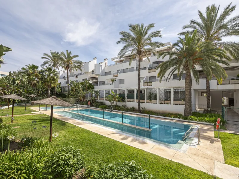 This exceptional triplex penthouse with 470 m² of floor space and 270 m² of usable space plus terraces, garages and storage rooms redefines the concept of living on the Costa del Sol. Located in a luxury development in La Cala de Mijas, just 5 minutes fro