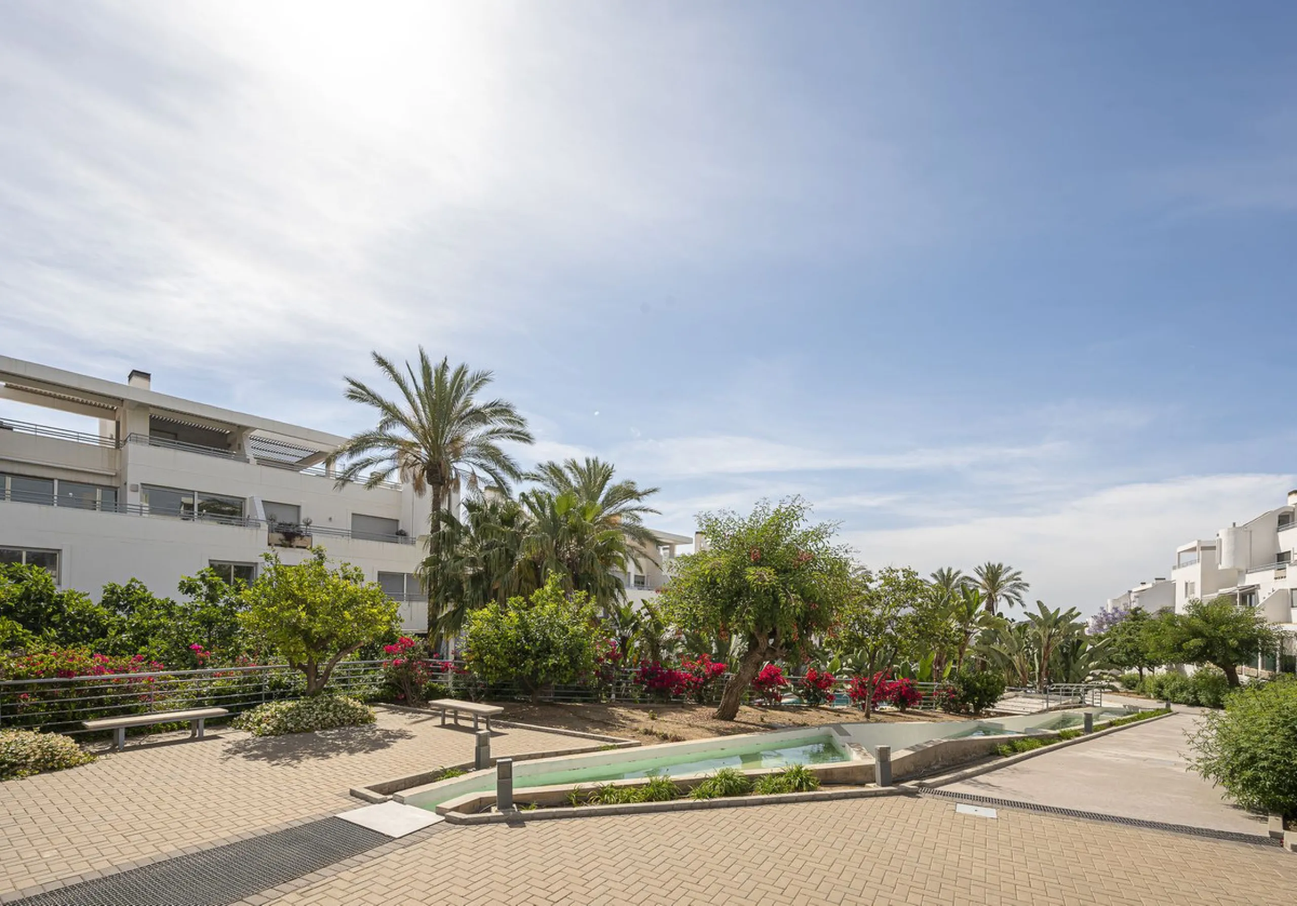 This exceptional triplex penthouse with 470 m² of floor space and 270 m² of usable space plus terraces, garages and storage rooms redefines the concept of living on the Costa del Sol. Located in a luxury development in La Cala de Mijas, just 5 minutes fro