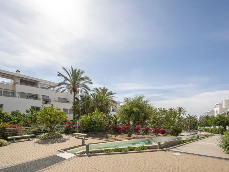 This exceptional triplex penthouse with 470 m² of floor space and 270 m² of usable space plus terraces, garages and storage rooms redefines the concept of living on the Costa del Sol. Located in a luxury development in La Cala de Mijas, just 5 minutes fro