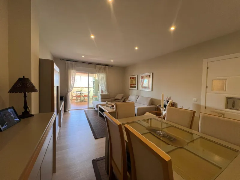 Direct sale from owner. We present this magnificent apartment located in one of the most sought-after areas of Arroyo de la Miel. Completely renovated and with an extension that maximizes space, it is a truly unique property.