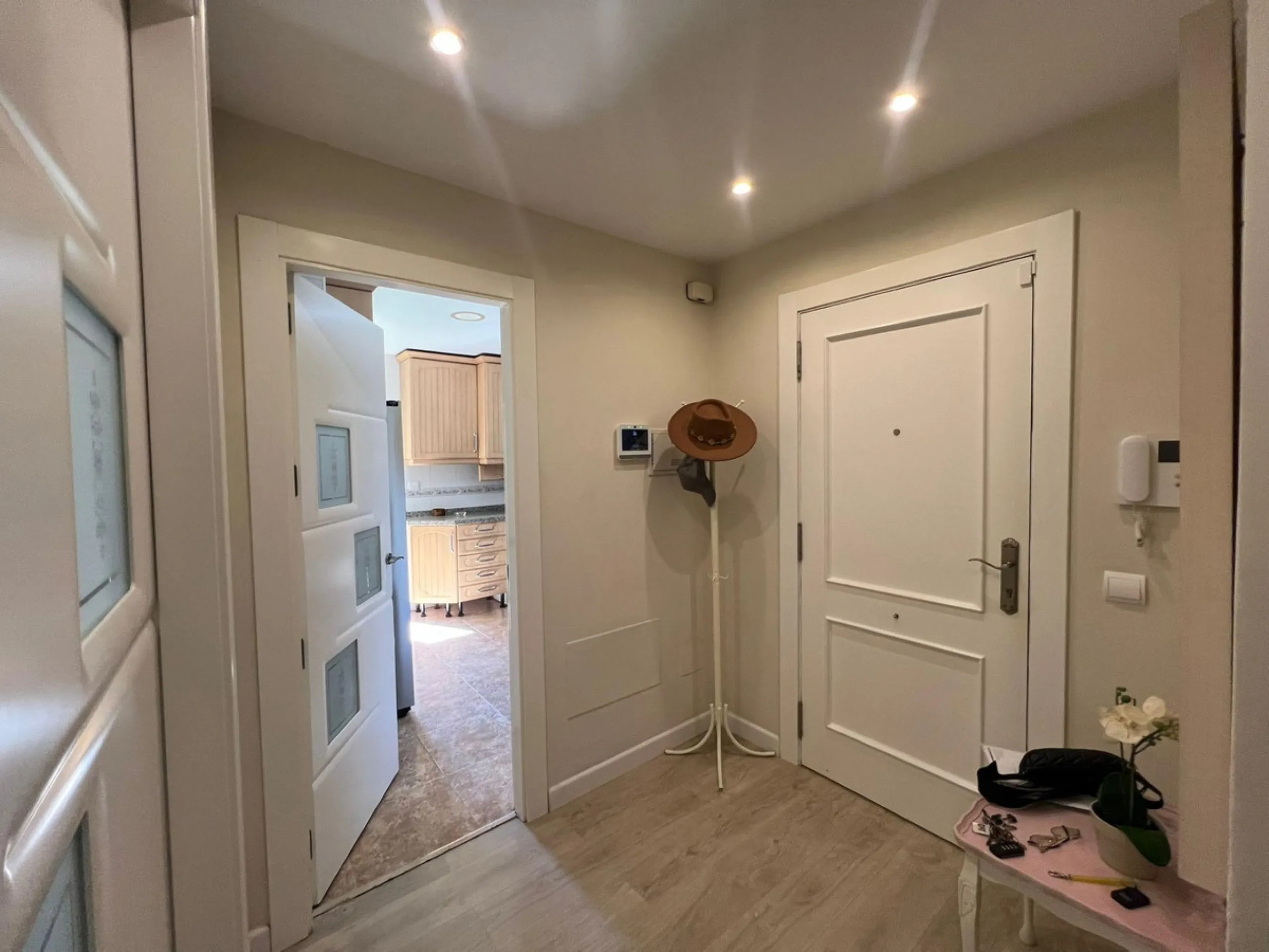 Direct sale from owner. We present this magnificent apartment located in one of the most sought-after areas of Arroyo de la Miel. Completely renovated and with an extension that maximizes space, it is a truly unique property.