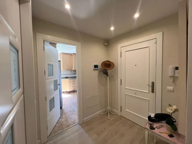 Direct sale from owner. We present this magnificent apartment located in one of the most sought-after areas of Arroyo de la Miel. Completely renovated and with an extension that maximizes space, it is a truly unique property.