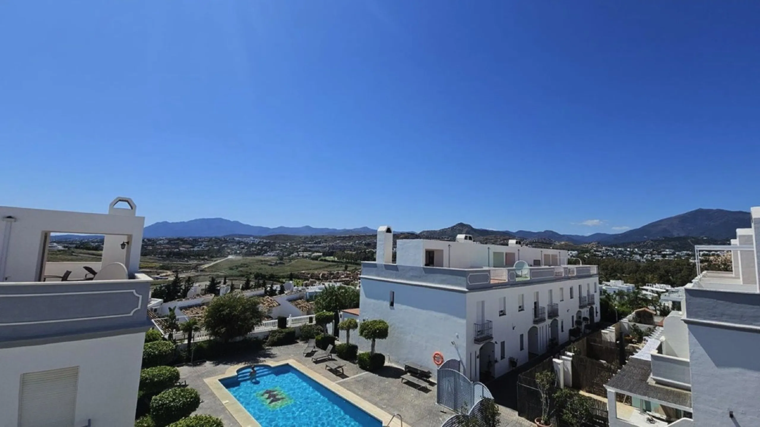 Prime Townhouse in Urb. Atalaya Golf with Rooftop Terrace & Sea Views – Exclusive Costa del Sol Living Surrounded by Golf Courses!