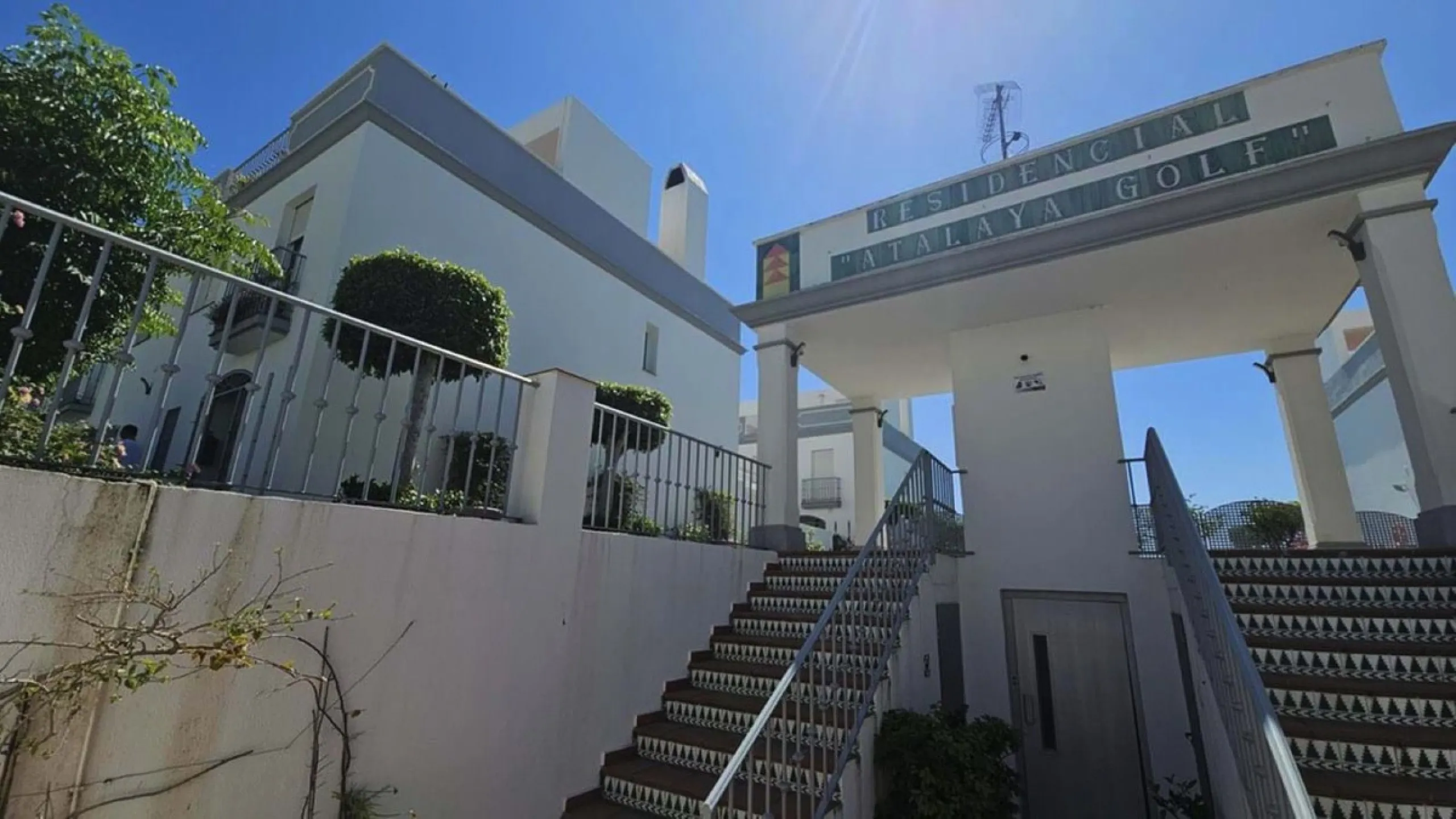 Prime Townhouse in Urb. Atalaya Golf with Rooftop Terrace & Sea Views – Exclusive Costa del Sol Living Surrounded by Golf Courses!