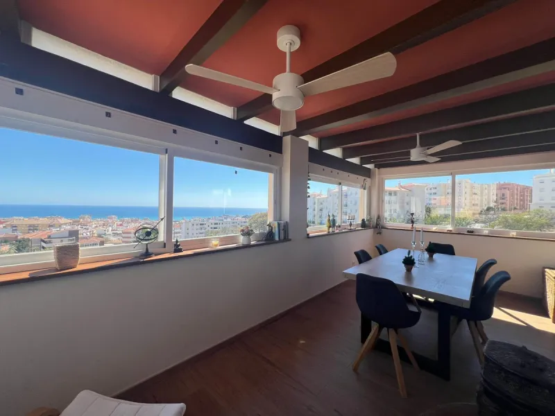 Direct sale from owner. We present this magnificent apartment located in one of the most sought-after areas of Arroyo de la Miel. Completely renovated and with an extension that maximizes space, it is a truly unique property.