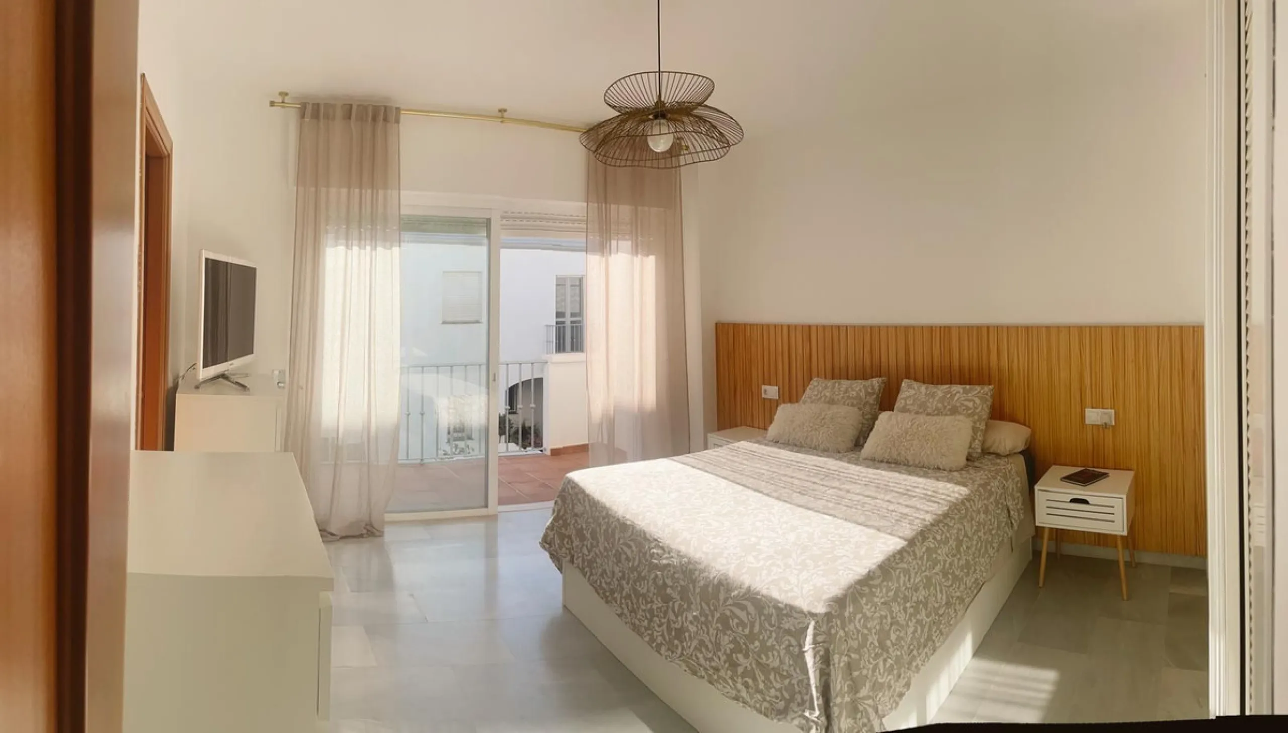 Prime Townhouse in Urb. Atalaya Golf with Rooftop Terrace & Sea Views – Exclusive Costa del Sol Living Surrounded by Golf Courses!