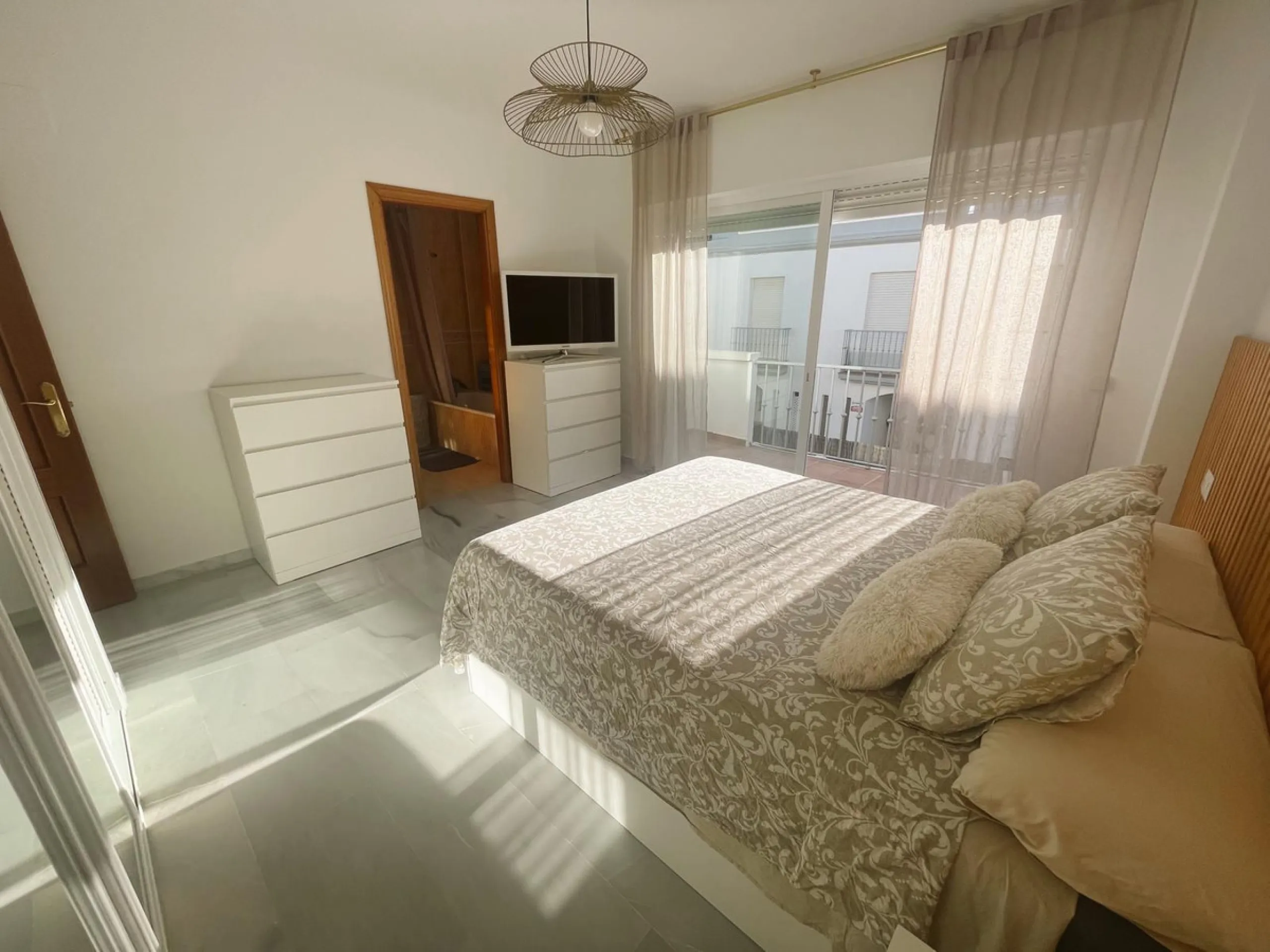 Prime Townhouse in Urb. Atalaya Golf with Rooftop Terrace & Sea Views – Exclusive Costa del Sol Living Surrounded by Golf Courses!