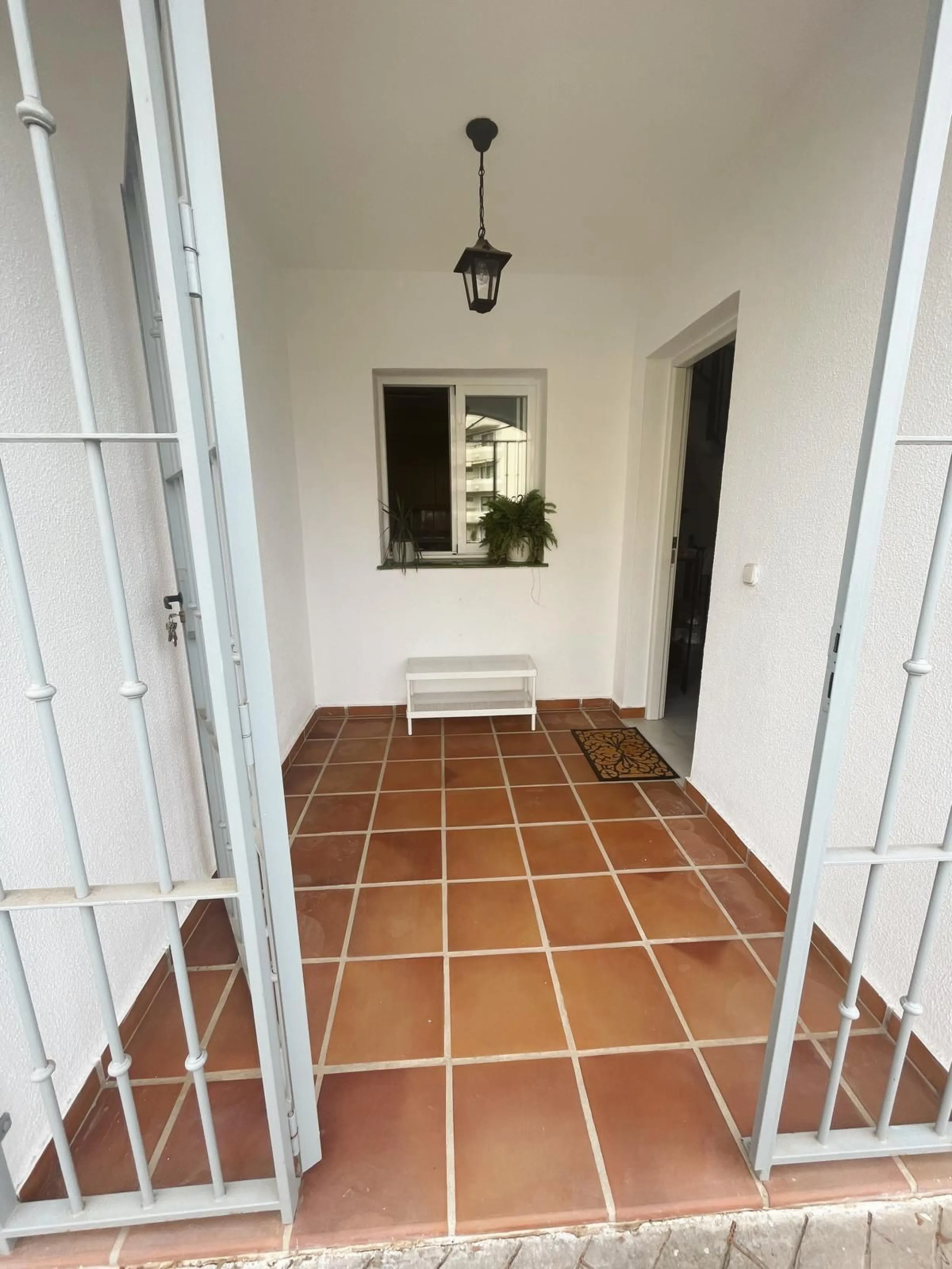 Prime Townhouse in Urb. Atalaya Golf with Rooftop Terrace & Sea Views – Exclusive Costa del Sol Living Surrounded by Golf Courses!