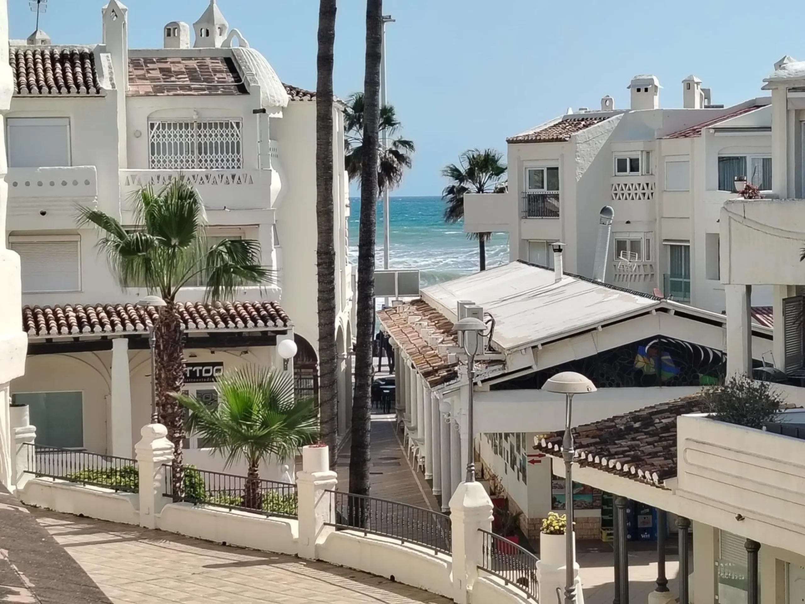 Discover this stunning apartment located in the exclusive Puerto Marina area of Benalmádena. With 160 m2 of living space (approximately 176 m2 built), this property stands out for its spaciousness and modern, functional design. It currently has two bedroo