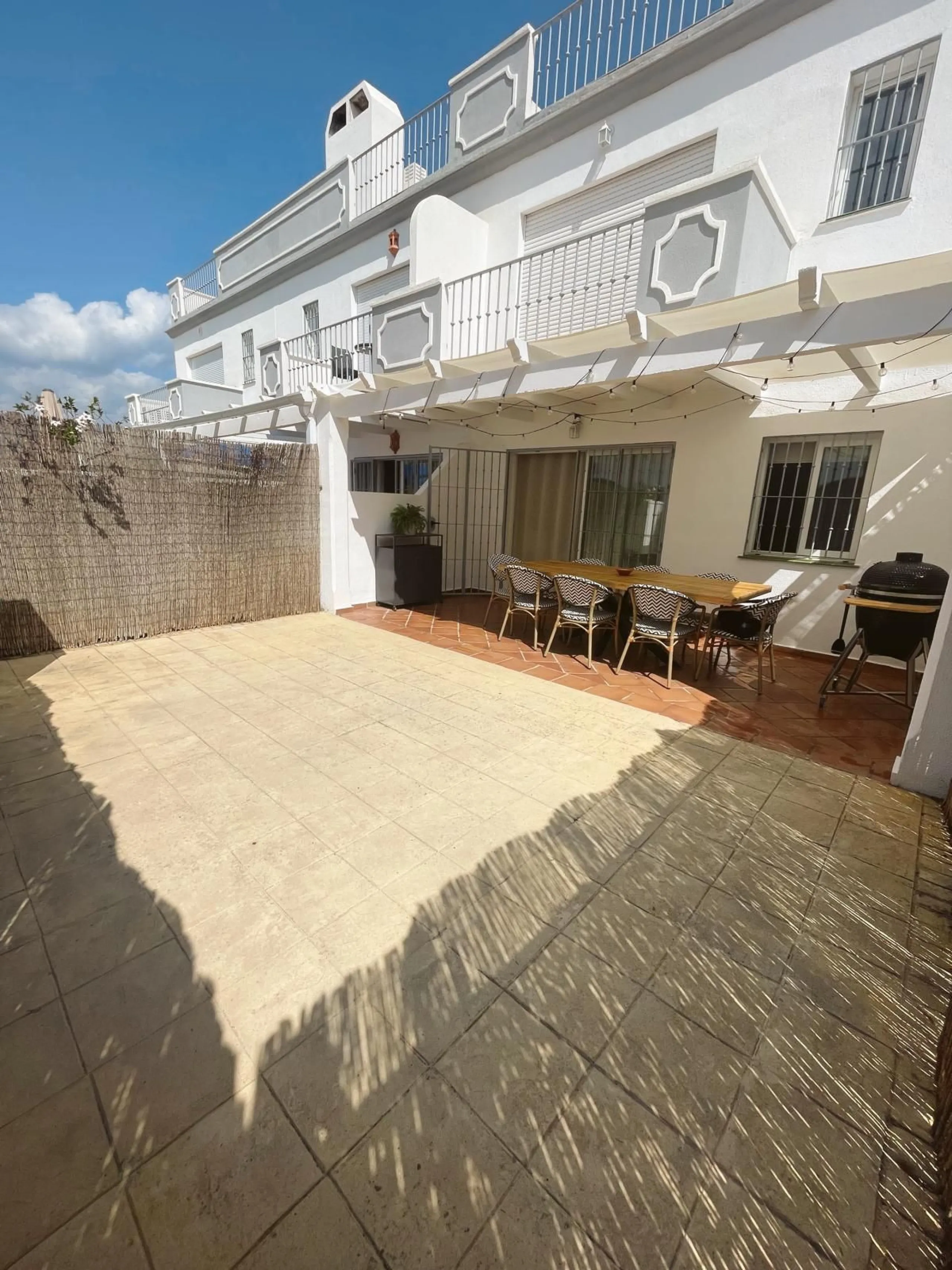 Prime Townhouse in Urb. Atalaya Golf with Rooftop Terrace & Sea Views – Exclusive Costa del Sol Living Surrounded by Golf Courses!