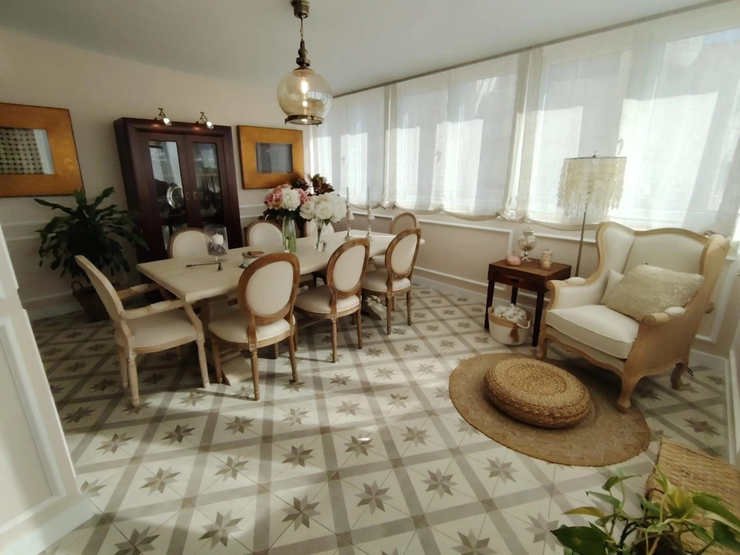 Discover this stunning apartment located in the exclusive Puerto Marina area of Benalmádena. With 160 m2 of living space (approximately 176 m2 built), this property stands out for its spaciousness and modern, functional design. It currently has two bedroo