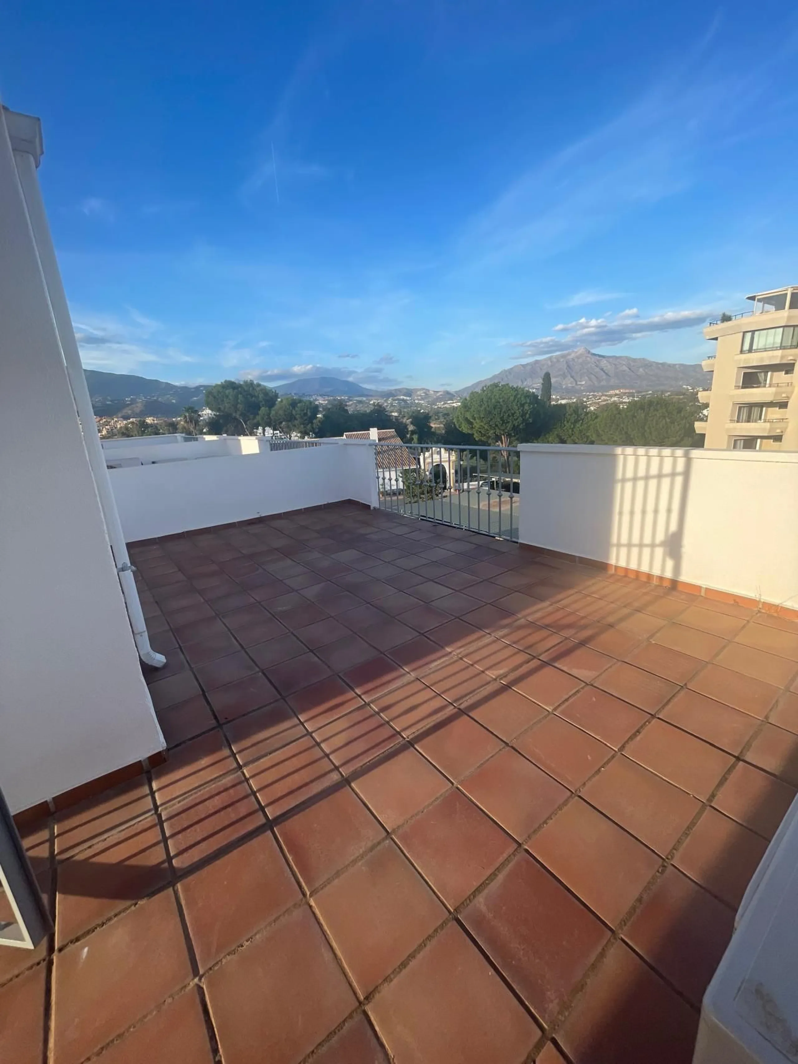 Prime Townhouse in Urb. Atalaya Golf with Rooftop Terrace & Sea Views – Exclusive Costa del Sol Living Surrounded by Golf Courses!