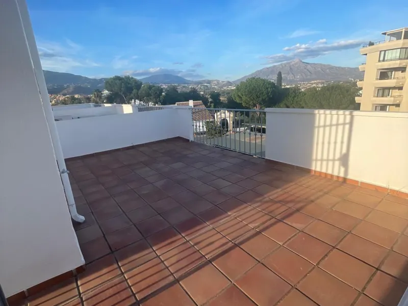 Prime Townhouse in Urb. Atalaya Golf with Rooftop Terrace & Sea Views – Exclusive Costa del Sol Living Surrounded by Golf Courses!