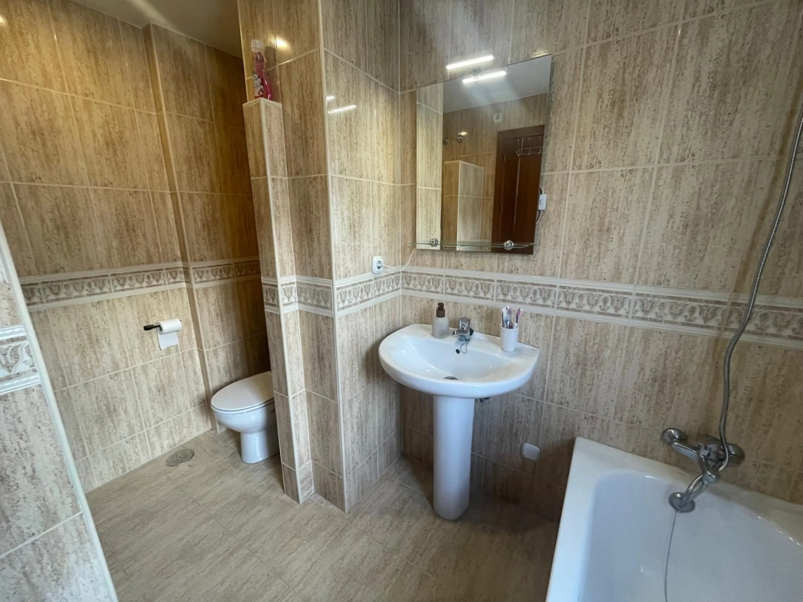 Prime Townhouse in Urb. Atalaya Golf with Rooftop Terrace & Sea Views – Exclusive Costa del Sol Living Surrounded by Golf Courses!