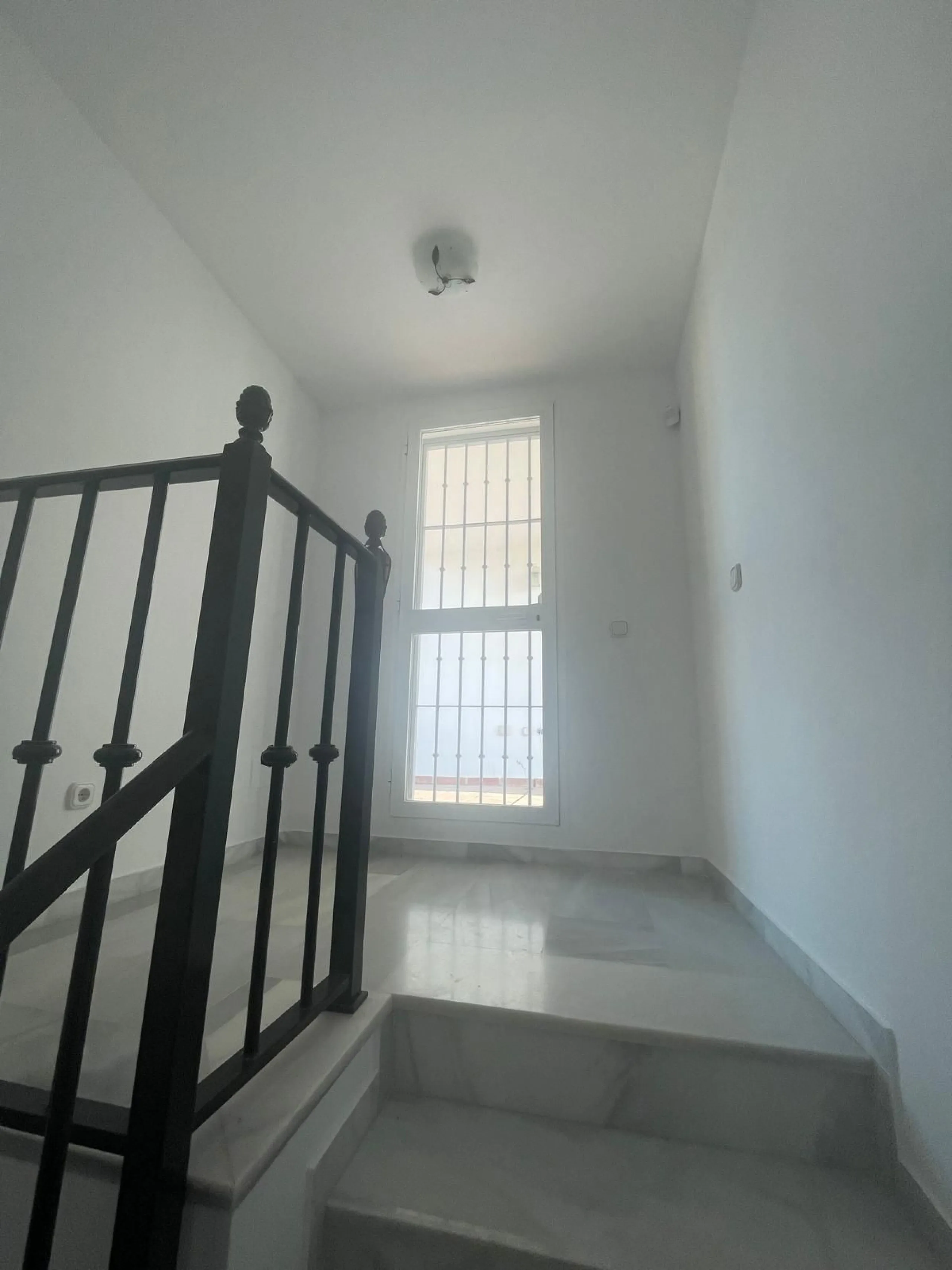 Prime Townhouse in Urb. Atalaya Golf with Rooftop Terrace & Sea Views – Exclusive Costa del Sol Living Surrounded by Golf Courses!