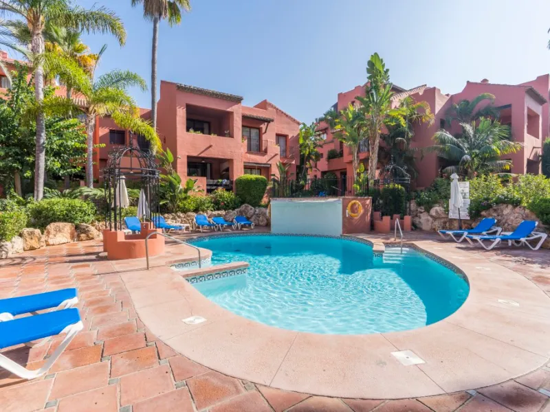 Ample and bright top floor apartment in Elviria Playa in East Marbella offering three bedrooms, two bathrooms, a glazed and covered terrace, bright living room with access to terrace and a very large fully equipped kitchen with separate laundry room. Equi
