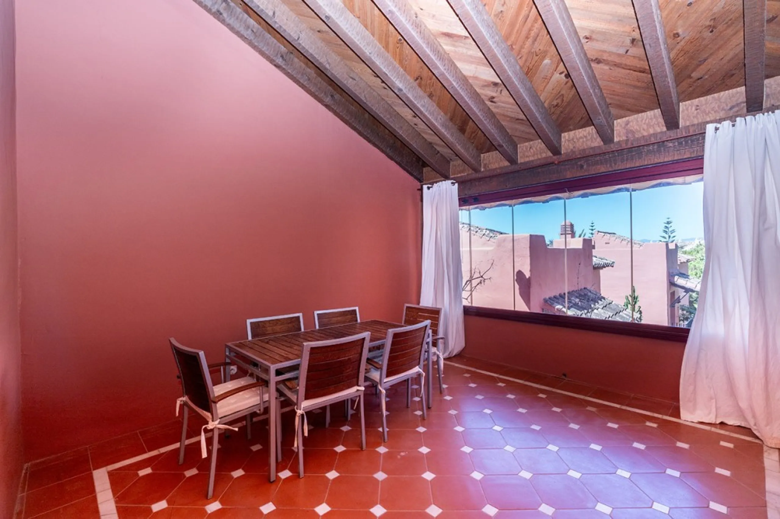 Apartment - Penthouse в продаже в Marbella, Málaga. В доме 3 спален и 2 ванных комнат. Площадь дома 144 м²