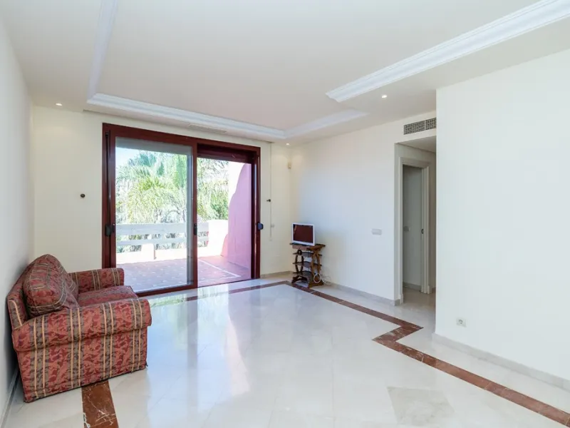 Apartment - Penthouse в продаже в Marbella, Málaga. В доме 3 спален и 2 ванных комнат. Площадь дома 144 м²