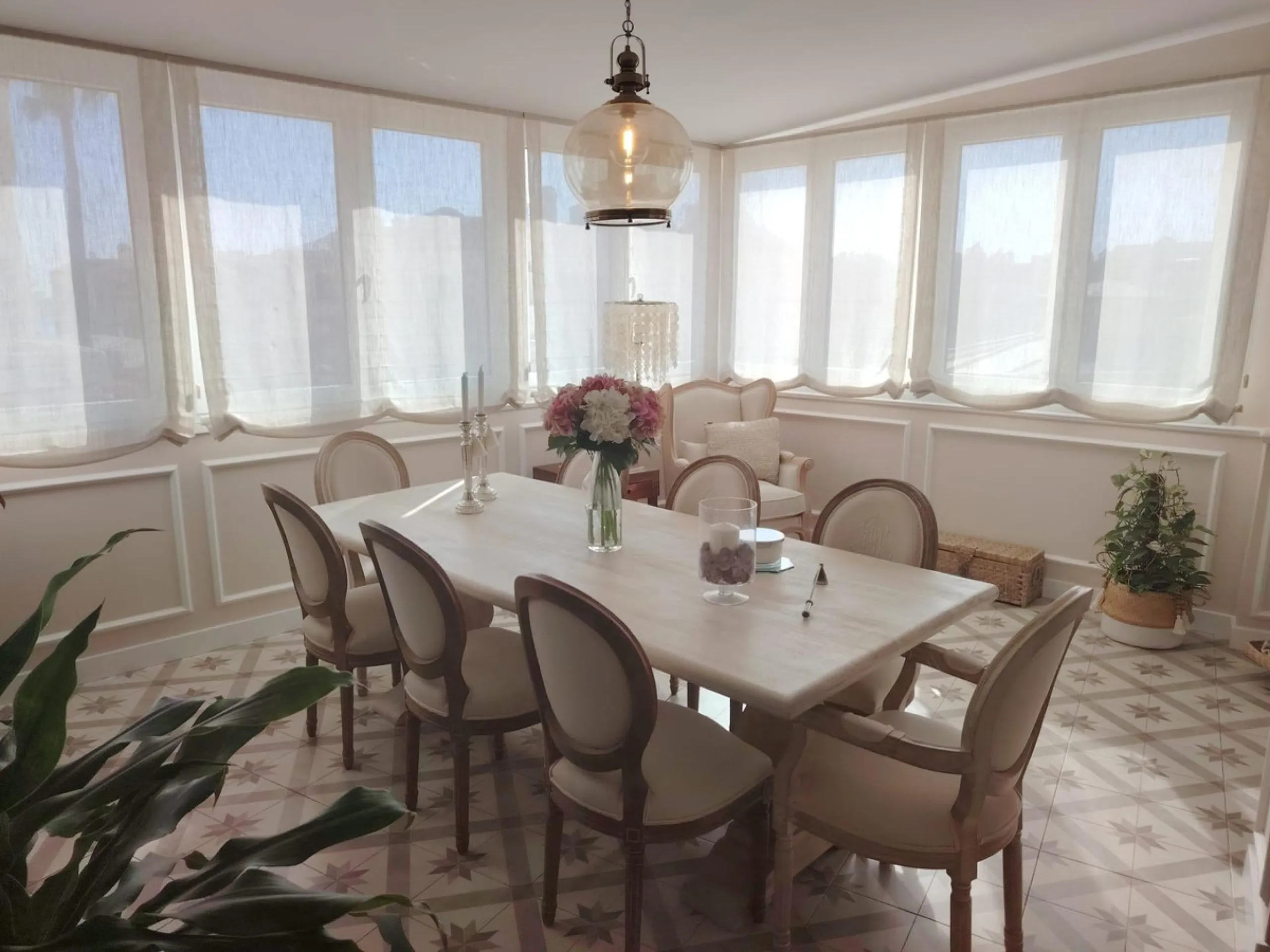 Discover this stunning apartment located in the exclusive Puerto Marina area of Benalmádena. With 160 m2 of living space (approximately 176 m2 built), this property stands out for its spaciousness and modern, functional design. It currently has two bedroo